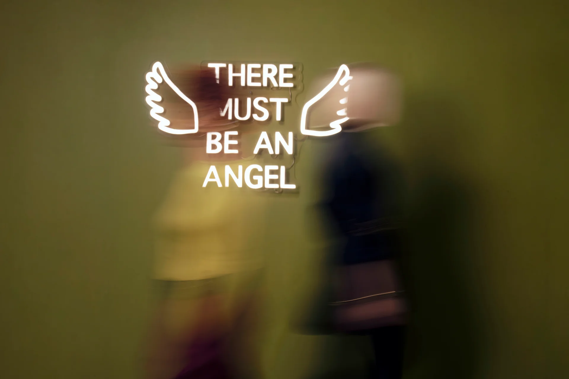 Team Visione Amaranto al lavoro su un allestimento scenografico creativo